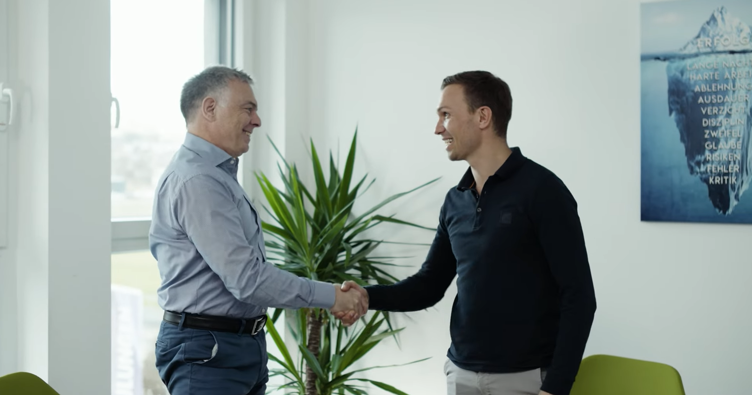 TRIOTRONIK Advent-Spendenaktion 2025 – Gemeinsam Verantwortung übernehmen Handschlag zur Advent-Spendenaktion 2025 von TRIOTRONIK – gemeinsames soziales Engagement mit Kund:innen